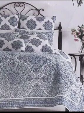 Nicole Miller Artelier Medallion Blue Paisley Reversible King Size Quilt No sham